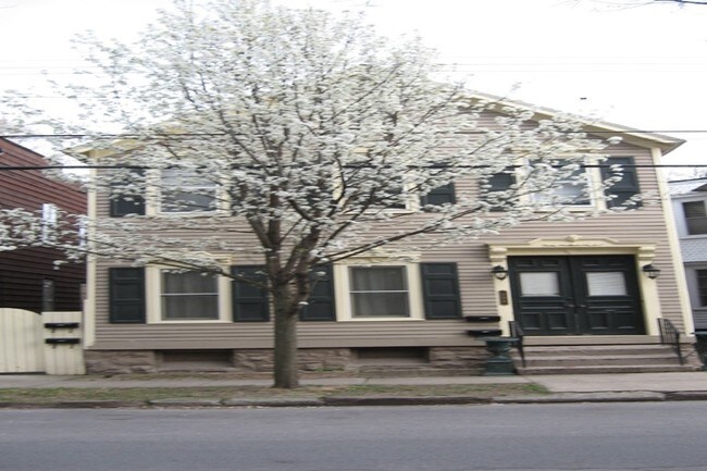 134 Front St in Schenectady, NY - Foto de edificio - Building Photo