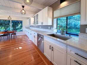 1560 Ronne Dr in Santa Rosa, CA - Foto de edificio - Building Photo