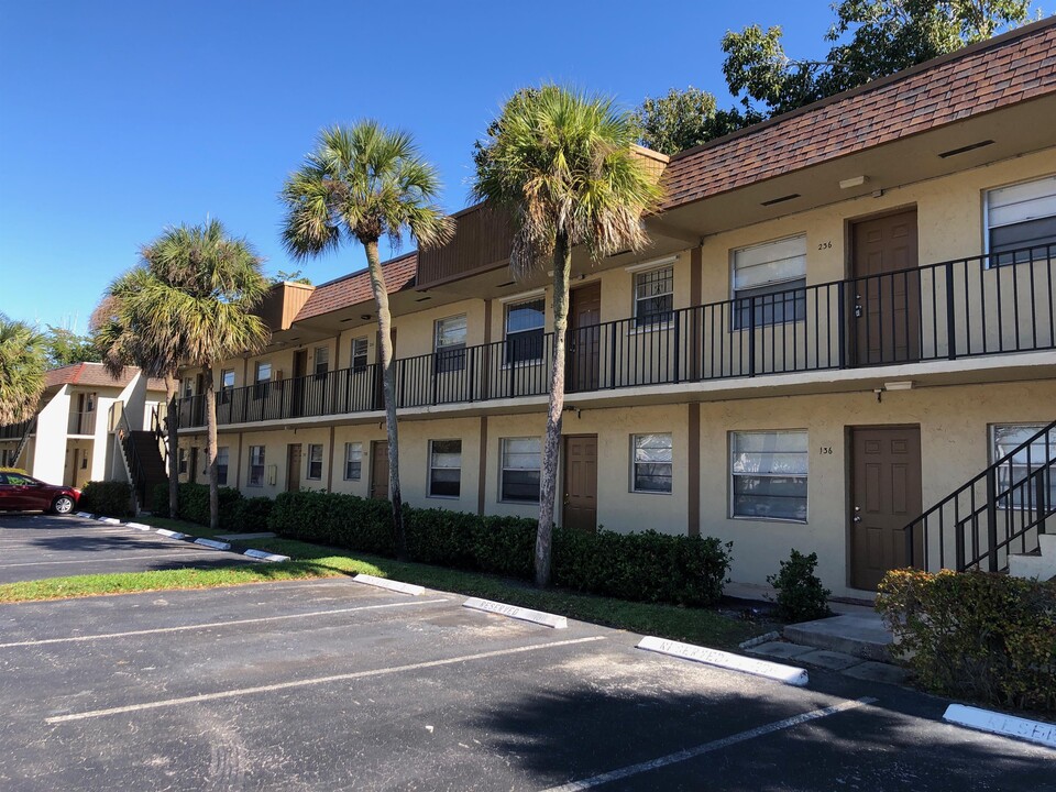 422 Lakeside Dr-Unit -#237 in Margate, FL - Foto de edificio