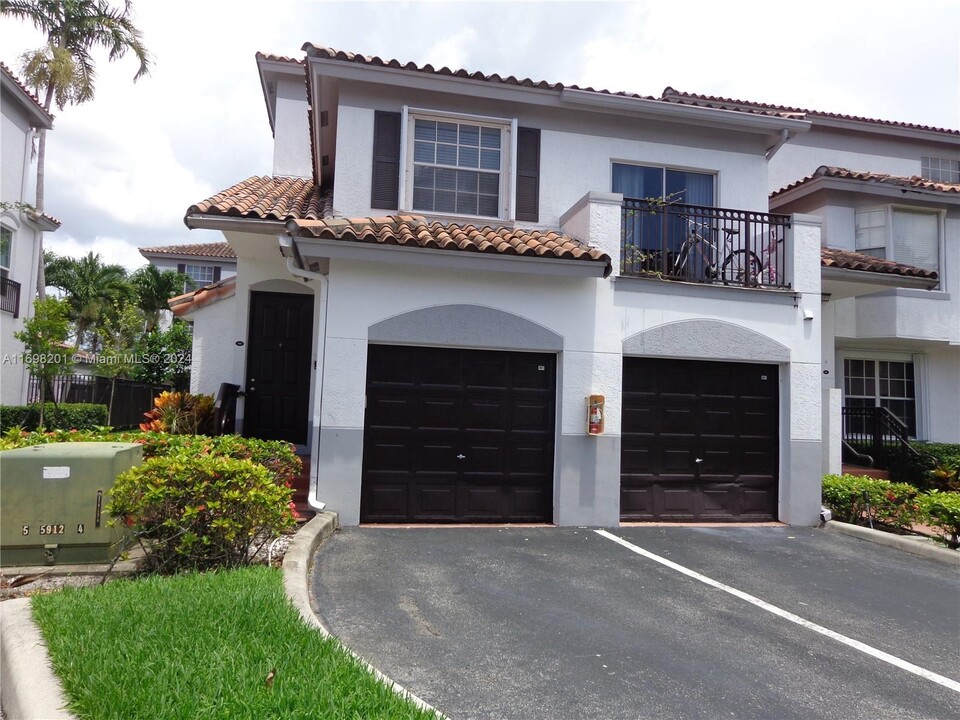 721 SW 148th Ave in Davie, FL - Building Photo