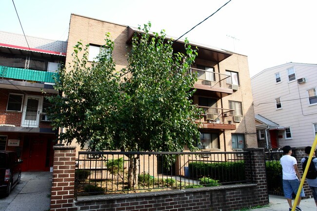 14223 38th Ave in Flushing, NY - Foto de edificio - Building Photo