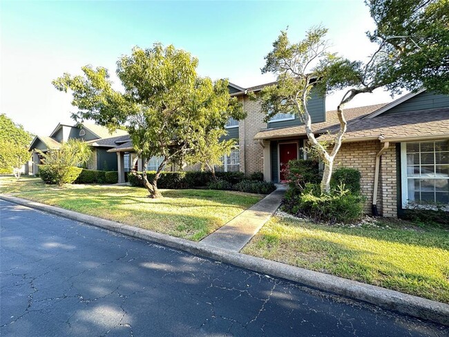 1015 E Yager Ln in Austin, TX - Building Photo - Building Photo