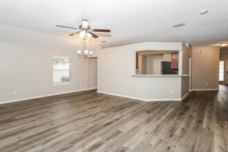 1817 Penzance Pkwy in Middleburg, FL - Foto de edificio - Building Photo