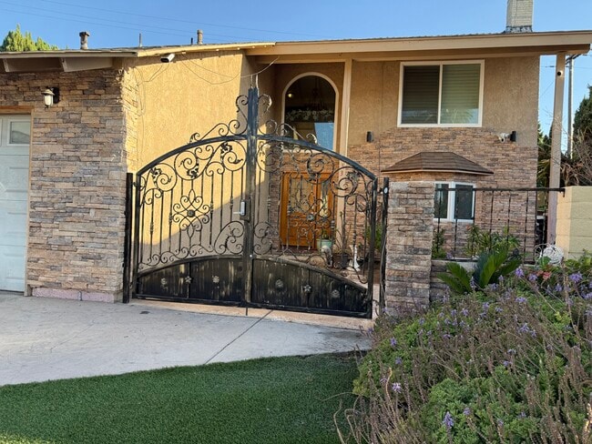 property at 933 S Susan St