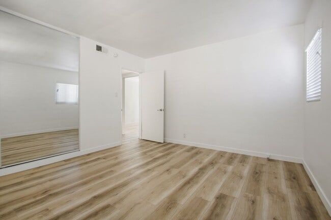 1975 S Beverly Glen Blvd in Los Angeles, CA - Building Photo - Building Photo