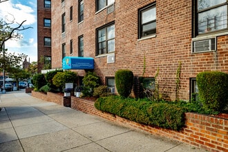 6395 Austin St in Rego Park, NY - Building Photo - Building Photo