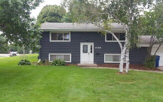 1749 Dixon Dr in St. Paul Park, MN - Building Photo