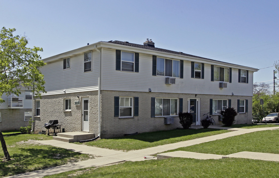 Hillcrest Apartments in Waukesha, WI - Building Photo