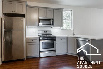 3135 N Oakley Ave, Unit CH2 in Chicago, IL - Building Photo - Building Photo