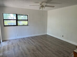 3102 SE Brook St in Stuart, FL - Foto de edificio - Building Photo