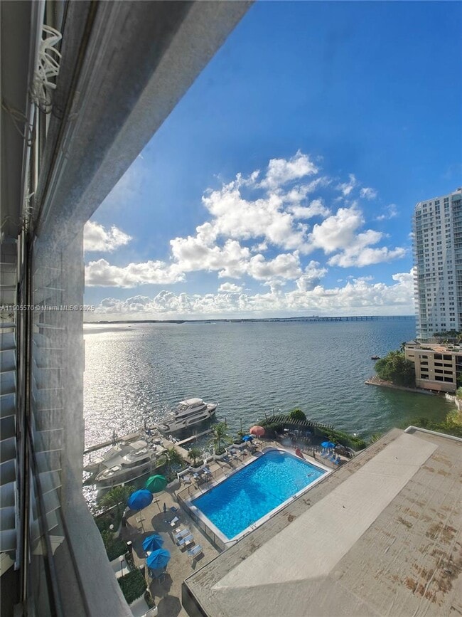 905 Brickell Bay Dr in Miami, FL - Building Photo - Building Photo