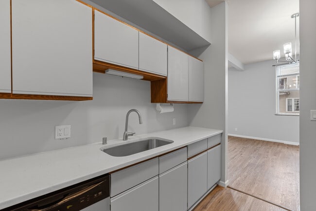 1740 N Arlington Pl, Unit B in Milwaukee, WI - Building Photo - Building Photo