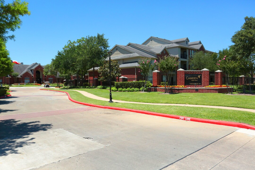 Camden Sugar Grove in Stafford, TX - Foto de edificio