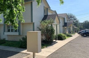 900 Pecan St in Blanco, TX - Building Photo