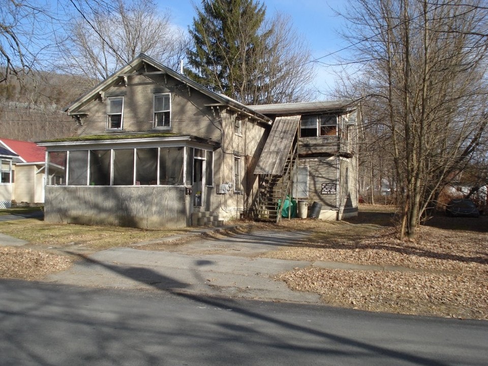 103 S William St in Whitehall, NY - Building Photo