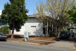 1479 High St in Eugene, OR - Building Photo