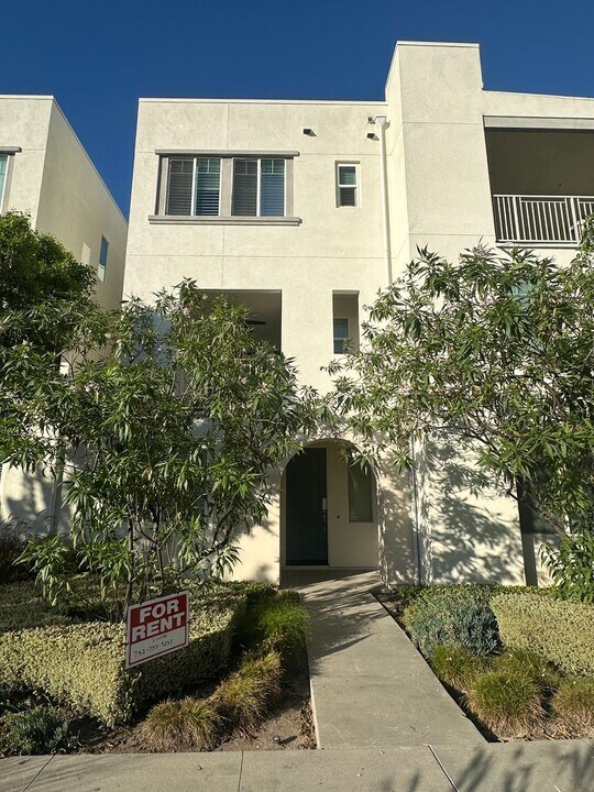 341 Magnet in Irvine, CA - Building Photo