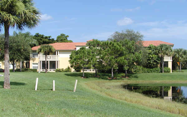 Palm Lakes Condominiums in West Palm Beach, FL - Building Photo