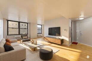 102 Christopher Columbus Dr in Jersey City, NJ - Building Photo