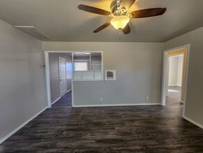1218 E Carol Dr in Shawnee, OK - Foto de edificio - Building Photo