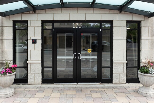 Crescent Court in Elmhurst, IL - Foto de edificio - Building Photo
