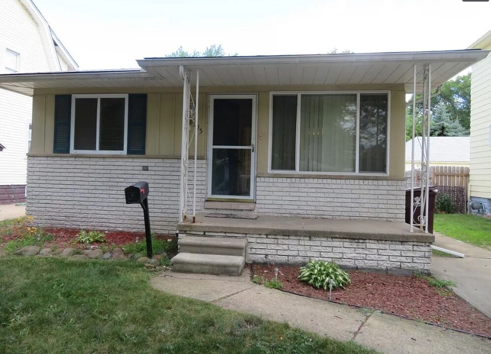 8395 Harding St in Center Line, MI - Foto de edificio
