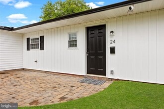 24 Lavender Ln in Levittown, PA - Building Photo - Building Photo
