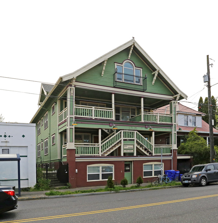 Ellis Island Apartments in Portland, OR - Building Photo