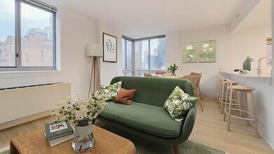 400 W 37th St in New York, NY - Building Photo - Building Photo