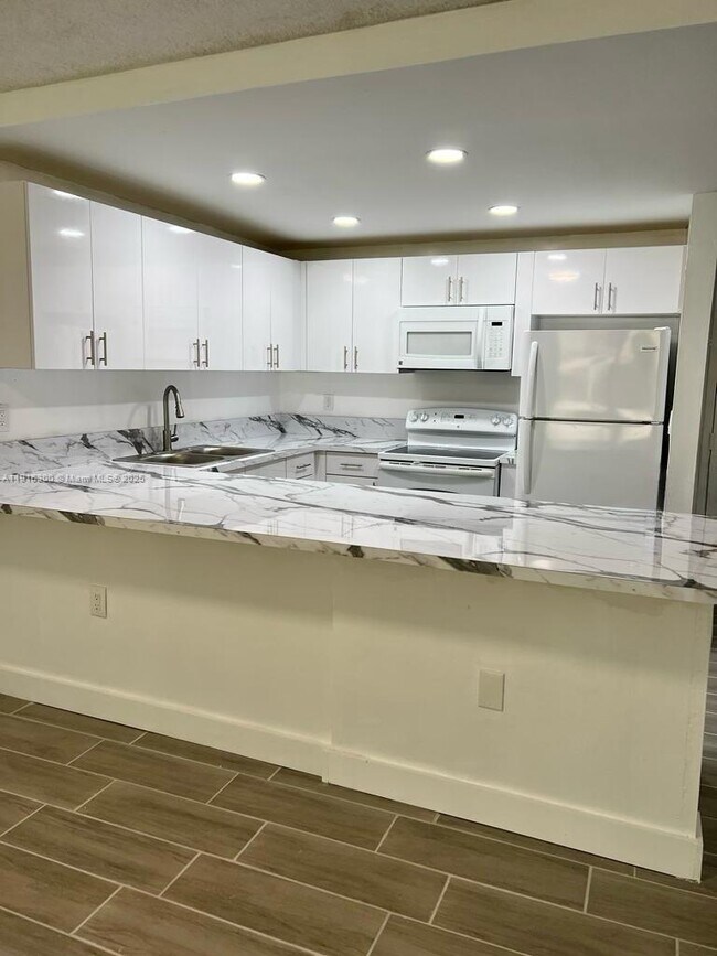 6940 Miami Gardens Dr in Hialeah, FL - Foto de edificio - Building Photo