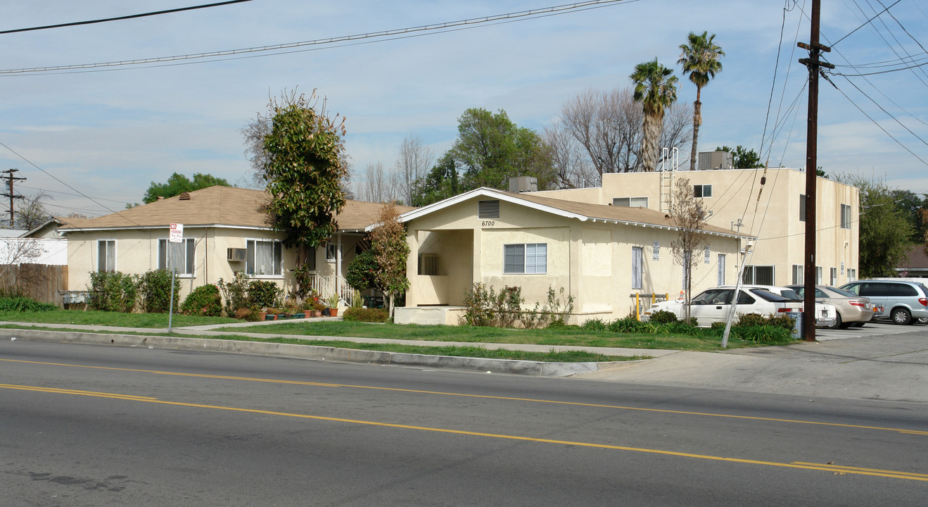 6700 Hazeltine Ave in Van Nuys, CA - Building Photo