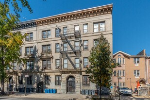 481 Van Buren St in Brooklyn, NY - Building Photo