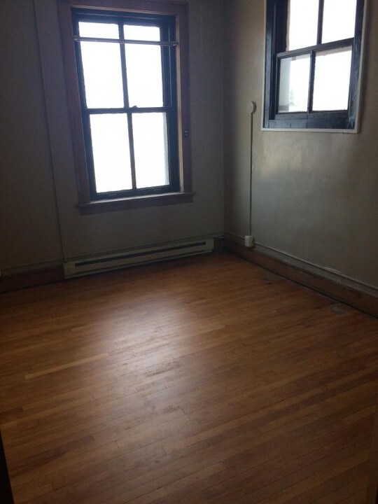 304 N Main St in Mitchell, SD - Building Photo