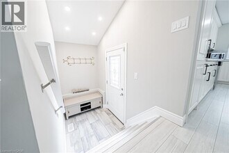12 Quinlan Ct in Hamilton, ON - Building Photo - Building Photo