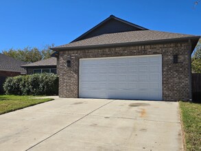 1100 Primrose Dr in Sanger, TX - Foto de edificio - Building Photo