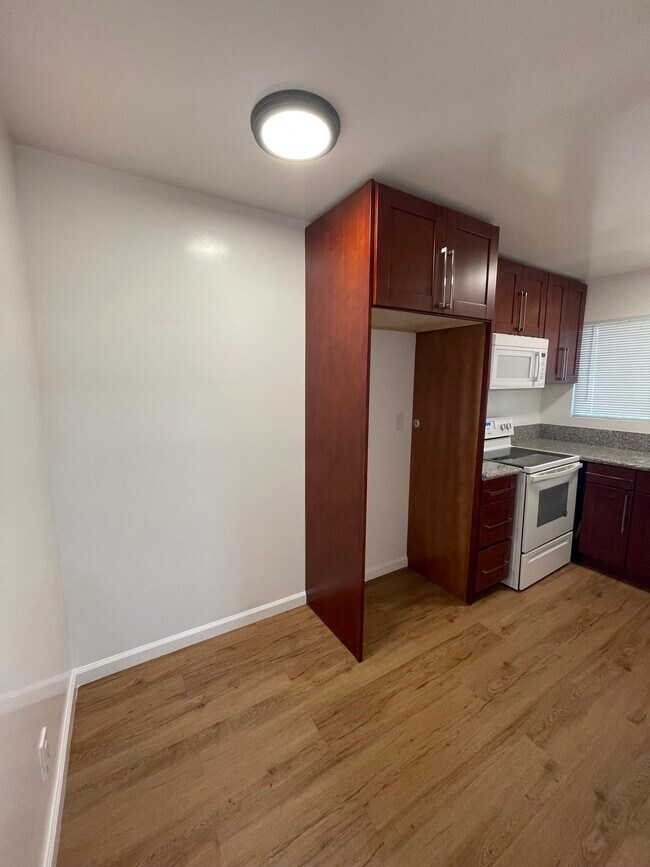 7237 Amigo Ave in Reseda, CA - Building Photo - Building Photo