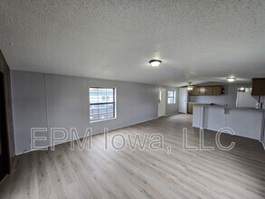 700 W Ridgeway Ave in Cedar Falls, IA - Building Photo - Building Photo