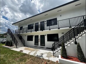 630 NE 166th St, Unit 1-4 in Miami, FL - Building Photo - Building Photo