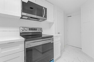 905 Brickell Bay Dr, Unit 1823 in Miami, FL - Building Photo - Building Photo