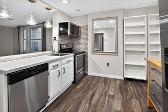 5523 Ellsworth Ave in Pittsburgh, PA - Foto de edificio - Building Photo