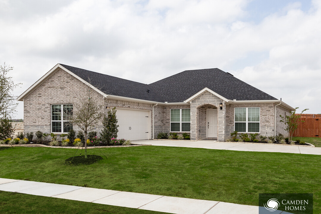 1431 Springbrook Dr in Waxahachie, TX - Building Photo