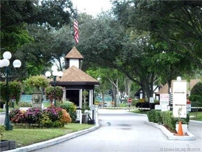 3660 Inverrary Dr in Lauderhill, FL - Building Photo - Building Photo