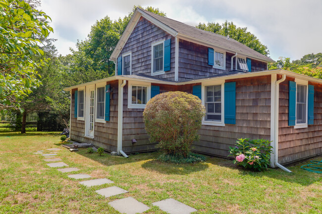 532 Abrahams Path in Amagansett, NY - Building Photo - Building Photo