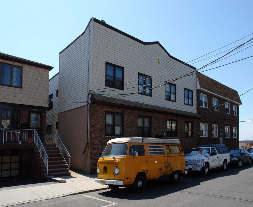 168 W 21st St in Bayonne, NJ - Building Photo