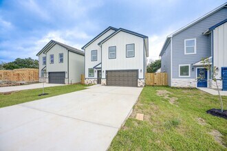 410 N 4th St in Beasley, TX - Building Photo - Building Photo