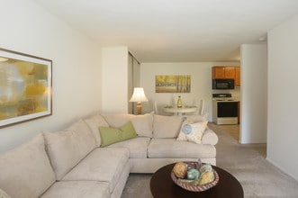 Villas at Pine Hills in Manorville, NY - Foto de edificio - Building Photo