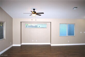 9955 Burton Lake Ct in Las Vegas, NV - Building Photo - Building Photo