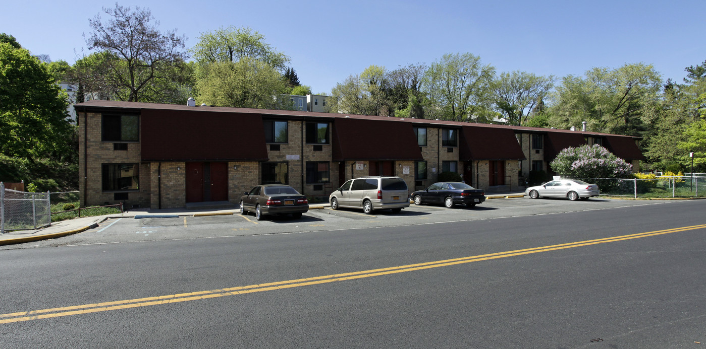 Richmond Gardens in Staten Island, NY - Building Photo