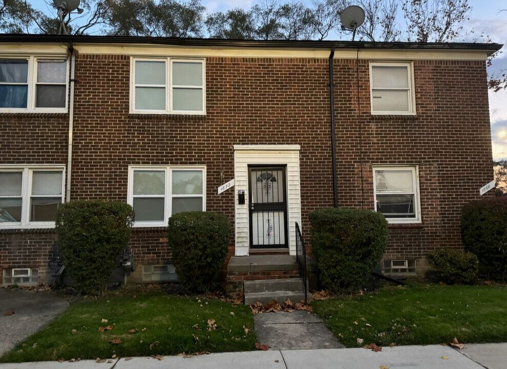 1872 Outer Dr E in Detroit, MI - Building Photo