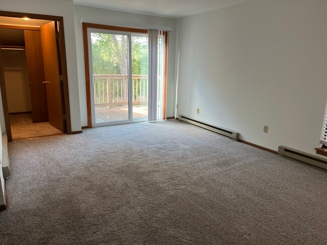 College Court Apartments in Oak Creek, WI - Building Photo - Building Photo